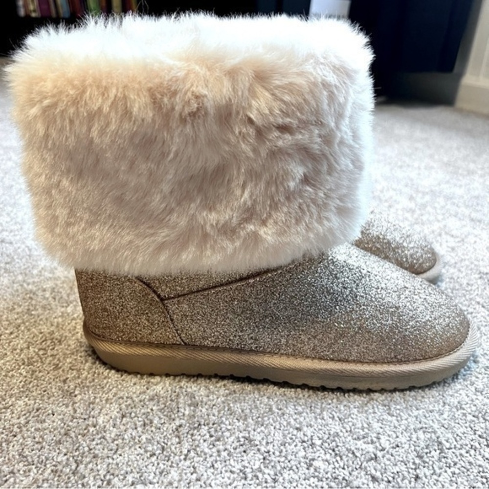 The Children’s Place gold sparkle boots with super soft faux fur size 5